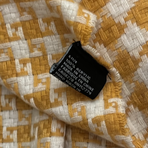 Yellow houndstooth print scarf - Picture 6 of 10